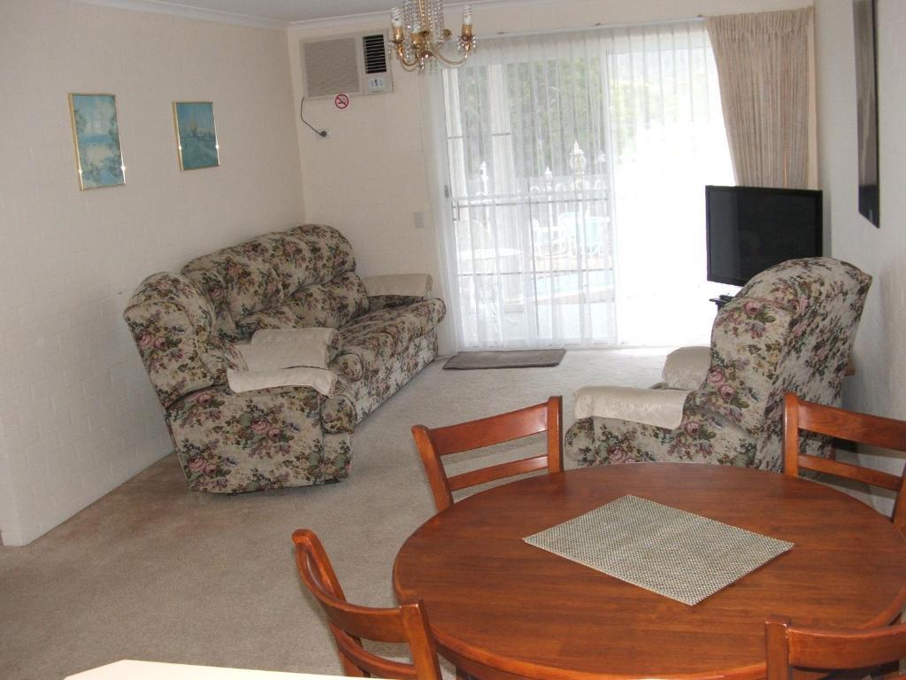 Gracelands Merimbula Room photo